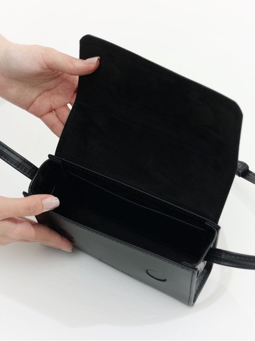 Жіноча шкіряна сумка "Черемош" у лімітованому чорному Жіноча шкіряна сумка "Черемош" у лімітованому чорному