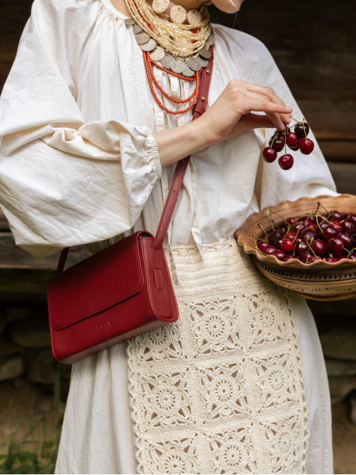 Жіноча шкіряна сумка "Черемош" у лімітованому вишневому Жіноча шкіряна сумка "Черемош" у лімітованому вишневому