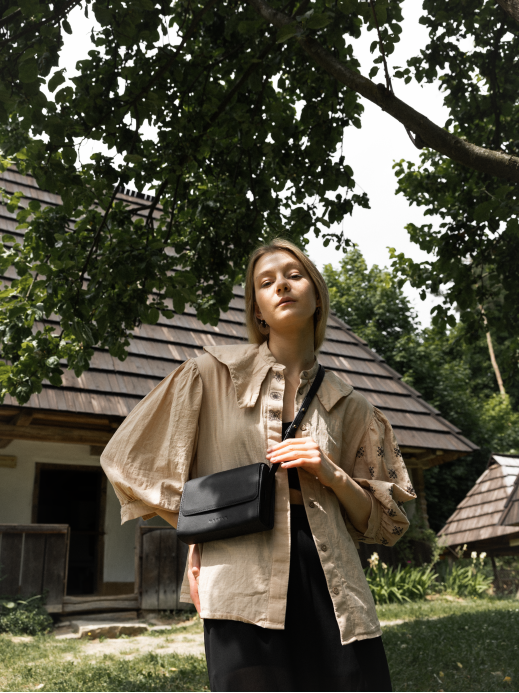 Жіноча шкіряна сумка "Черемош" у лімітованому чорному Жіноча шкіряна сумка "Черемош" у лімітованому чорному