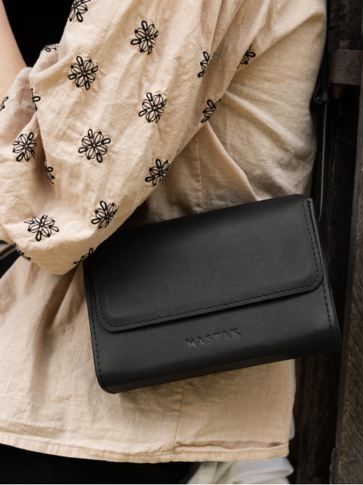 Жіноча шкіряна сумка "Черемош" у лімітованому чорному Жіноча шкіряна сумка "Черемош" у лімітованому чорному