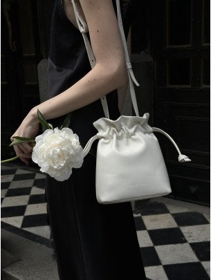 Жіноча сумка-мішечок "Цвіт" біла шкіряна