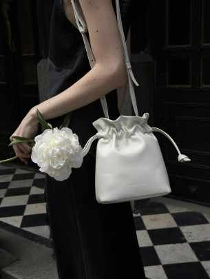 Жіноча сумка-мішечок "Цвіт" біла шкіряна