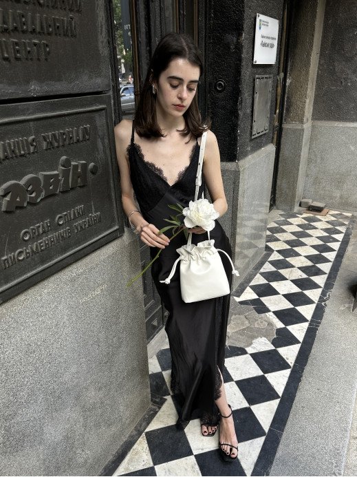 Жіноча сумка-мішечок "Цвіт" біла шкіряна Жіноча сумка-мішечок "Цвіт" біла шкіряна