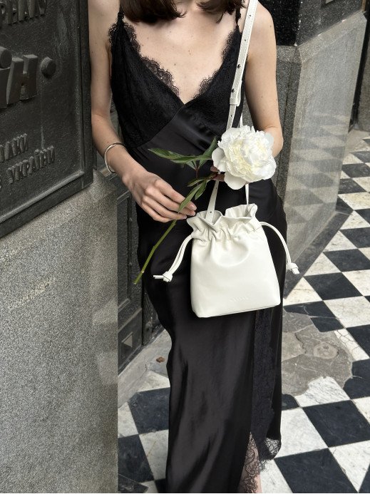 Жіноча сумка-мішечок "Цвіт" біла шкіряна Жіноча сумка-мішечок "Цвіт" біла шкіряна