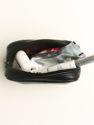 Шкіряна міні-косметичка у лімітованому чорному Шкіряна міні-косметичка у лімітованому чорному