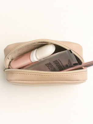 Шкіряна міні-косметичка у лімітованому молочному Шкіряна міні-косметичка у лімітованому молочному