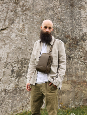 Чоловіча шкіряна сумка "Люксембург" у лімітованому мілітарі Чоловіча шкіряна сумка "Люксембург" у лімітованому мілітарі