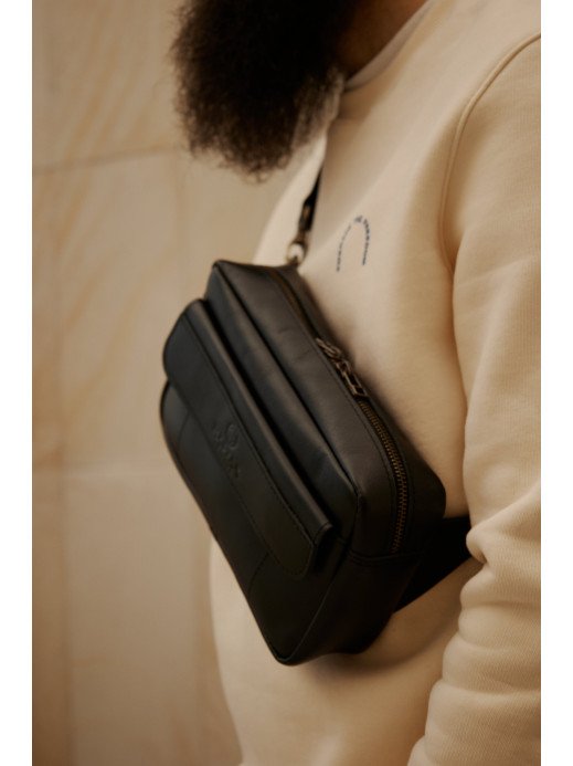 Чоловіча шкіряна бананка "Київ" у лімітованому чорному Чоловіча шкіряна бананка "Київ" у лімітованому чорному