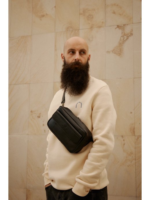 Чоловіча шкіряна бананка "Київ" у лімітованому чорному Чоловіча шкіряна бананка "Київ" у лімітованому чорному