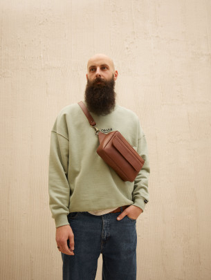 Чоловіча шкіряна бананка "Київ" у лімітованому коньячному Чоловіча шкіряна бананка "Київ" у лімітованому коньячному