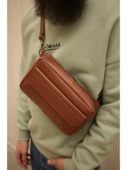 Чоловіча шкіряна бананка "Київ" у лімітованому коньячному Чоловіча шкіряна бананка "Київ" у лімітованому коньячному