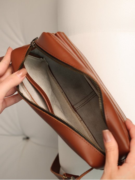 Чоловіча шкіряна бананка "Київ" у лімітованому коньячному Чоловіча шкіряна бананка "Київ" у лімітованому коньячному