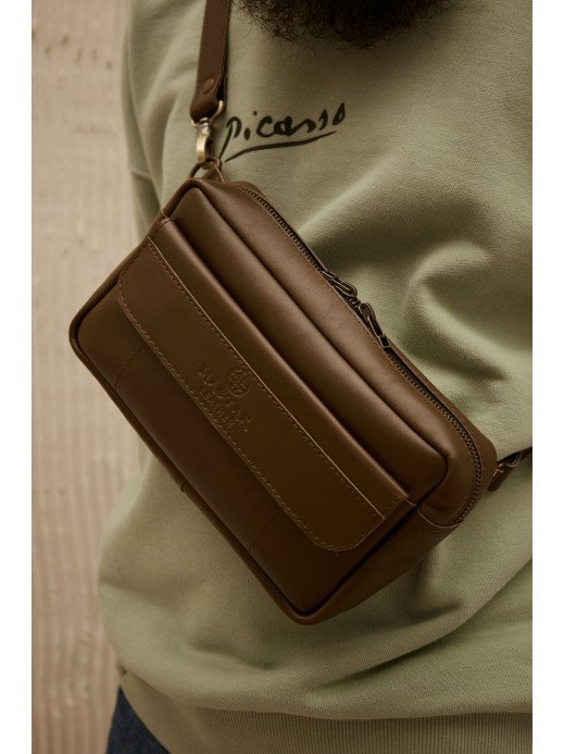 Чоловіча шкіряна бананка "Київ" у лімітованому мілітарі Чоловіча шкіряна бананка "Київ" у лімітованому мілітарі