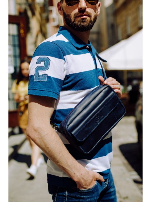 Чоловіча шкіряна бананка "Київ" у вінтажному синьому Чоловіча шкіряна бананка "Київ" у вінтажному синьому