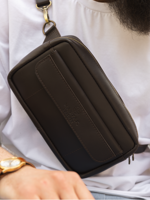 Чоловіча шкіряна бананка "Київ" у лімітованому коричневому Чоловіча шкіряна бананка "Київ" у лімітованому коричневому